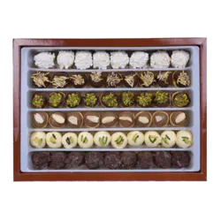 شیرینی فندقی سر شکلاتی