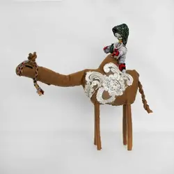 عروسک دست‌ساز بومی دختر شتر‌سوار قهوه‌ای روشن