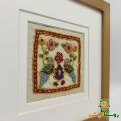 تابلو پته دوزي قاب شده طرح گل و طوطی