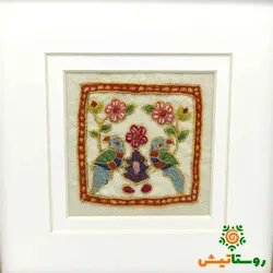تابلو پته دوزي قاب شده طرح گل و طوطی