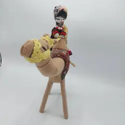 عروسک دست‌ساز بومی دختر شتر‌سوار کرم