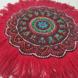 رومیزی عسلی پته دوزی قرمز کوچک