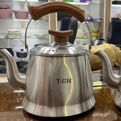 کتری قیطاسی T.GH مدل کاوه 2/5 لیتری لوله دار مات کف چدن دستگیره طرح چوب کد TGH-30207