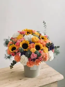 باکس گل شیک و زیبای رز صورتی و زرد هلندی آفتابگردان و میخک