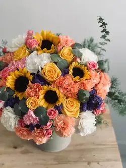 باکس گل شیک و زیبای رز صورتی و زرد هلندی آفتابگردان و میخک