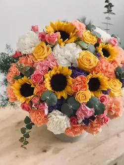 باکس گل شیک و زیبای رز صورتی و زرد هلندی آفتابگردان و میخک