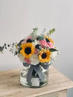 سفارش باکس گل شیشه ای با گلهای آفتابگردان میخک ژیپسوفیلا