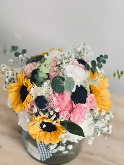 سفارش باکس گل شیشه ای با گلهای آفتابگردان میخک ژیپسوفیلا