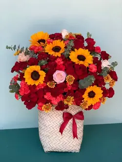 سفارش سبد گل قرمز (رز میخک آفتابگردان اکالیپتوس داوودی)
