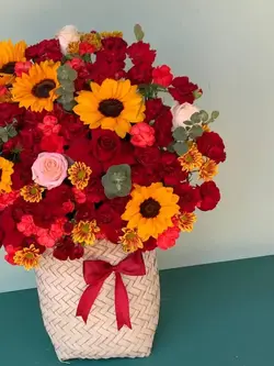 سفارش سبد گل قرمز (رز میخک آفتابگردان اکالیپتوس داوودی)