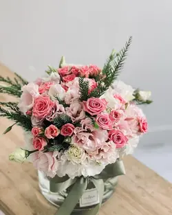 خرید گلدان شیشه ای گل بیبی رز و لیسیانتوس