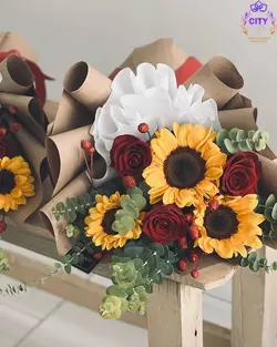 دسته گل رز قرمز و آفتابگردان