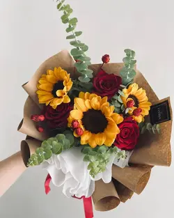 دسته گل رز قرمز و آفتابگردان
