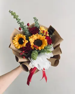 دسته گل رز قرمز و آفتابگردان