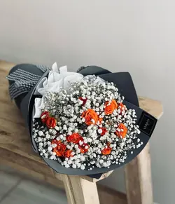 دسته گل رز نارنجی و ژیپسوفیلا