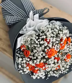 دسته گل رز نارنجی و ژیپسوفیلا