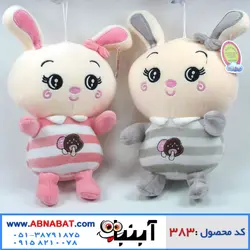 عروسک خرگوش روی سینه قارچ دار