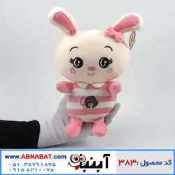 عروسک خرگوش روی سینه قارچ دار