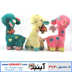 عروسک زرافه روی بدن قلب دار