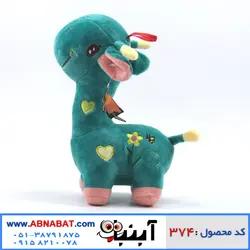 عروسک زرافه روی بدن قلب دار