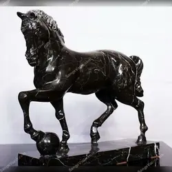 مجسمه سنگی اسب سیاه