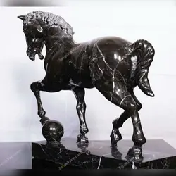 مجسمه سنگی اسب سیاه