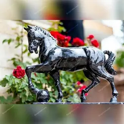 مجسمه سنگی اسب سیاه