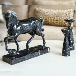 مجسمه سنگی اسب سیاه