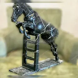 مجسمه سنگی پرش اسب