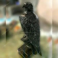 مجسمه شاهین سنگی
