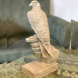 مجسمه شاهین سنگی