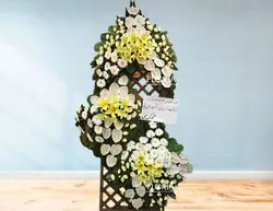 تاج گل ترحیم سه طبقه سرو | سفارش تاج گل تسلیت از گل فروشی آنلاین FLORIA