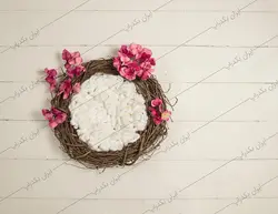 بک دراپ نوزاد سبد دور پیچ چوبی با گل های سرخ کد IBD-4692