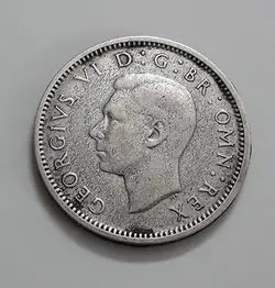 سکه خارجی نقره ۶ پنس کشور بریتانیا شاه جرج ششم سال ۱۹۴۲