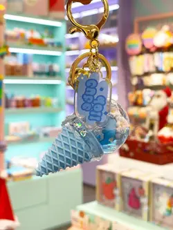 جاکلیدی اکواریومی دختر و بستنی قیفی