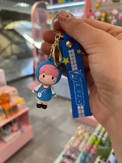 جاکلیدی دختر مو صورتی