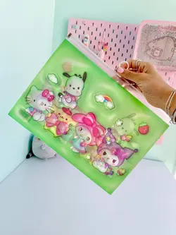 پوشه A4 زیپی خانواده سانریو سبز