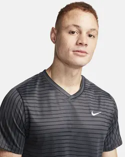 تی شرت تنیس مردانه نایک NikeCourt Dri-FIT Victory- طوسی | تنیس ۲۴