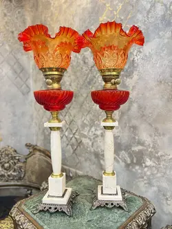 یک جفت چراغ لاله قرمز پایه سنگ مرمر و برنج - مرجع تخصصي فروش اجناس قدیمی، عتیقه جات، لوازم لوكس و آنتیک اروپایی