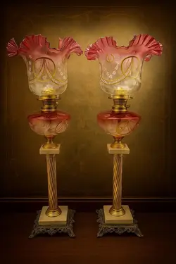 یک جفت چراغ نفتی پایه‌سنگ مرمر و برنجی اعلا - مرجع تخصصي فروش اجناس قدیمی، عتیقه جات، لوازم لوكس و آنتیک اروپایی