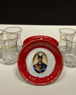 استکان کمرباریک و نعلبکی قدیمی