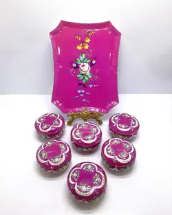 ست کم نظیر قاووت خوری فتحلیشاهی کاملا سالم فقط درب یکی مویی داره فوق العاده زیبا و کلکسیونی ساخت فرانسه تمام کار دست حدود ۱۵۰ سال قدمت ابعاد سینی ۲۵×۲۰