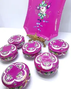 ست کم نظیر قاووت خوری فتحلیشاهی کاملا سالم فقط درب یکی مویی داره فوق العاده زیبا و کلکسیونی ساخت فرانسه تمام کار دست حدود ۱۵۰ سال قدمت ابعاد سینی ۲۵×۲۰