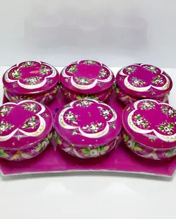 ست کم نظیر قاووت خوری فتحلیشاهی کاملا سالم فقط درب یکی مویی داره فوق العاده زیبا و کلکسیونی ساخت فرانسه تمام کار دست حدود ۱۵۰ سال قدمت ابعاد سینی ۲۵×۲۰