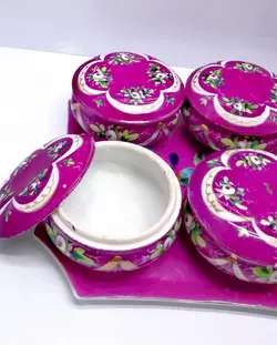 ست کم نظیر قاووت خوری فتحلیشاهی کاملا سالم فقط درب یکی مویی داره فوق العاده زیبا و کلکسیونی ساخت فرانسه تمام کار دست حدود ۱۵۰ سال قدمت ابعاد سینی ۲۵×۲۰