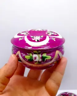 ست کم نظیر قاووت خوری فتحلیشاهی کاملا سالم فقط درب یکی مویی داره فوق العاده زیبا و کلکسیونی ساخت فرانسه تمام کار دست حدود ۱۵۰ سال قدمت ابعاد سینی ۲۵×۲۰