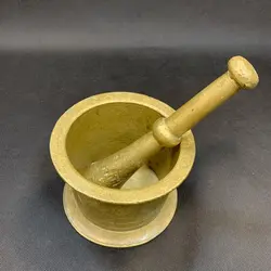 هاون برنجی قدیمی سایز متوسط وزن ۳ کیلو ۱۰۰ گرم طول ۱۳ ارتفاع تا دسته ۲۰ سانت