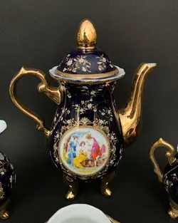 سرویس قهوه خوری سه دختر قدیمی طرح لموژ کستل مدل کم یاب تمام طلاکوب کاملا سالم و نو