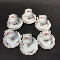 قهوه خوری گل قرمز قدیمی چین قدیم کاملا سالم و زیبا قطر فنجان ۸ و قطر نعلبکی ۱۲ سانت