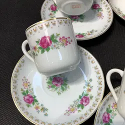 قهوه خوری گل قرمز قدیمی چین قدیم کاملا سالم و زیبا قطر فنجان ۸ و قطر نعلبکی ۱۲ سانت